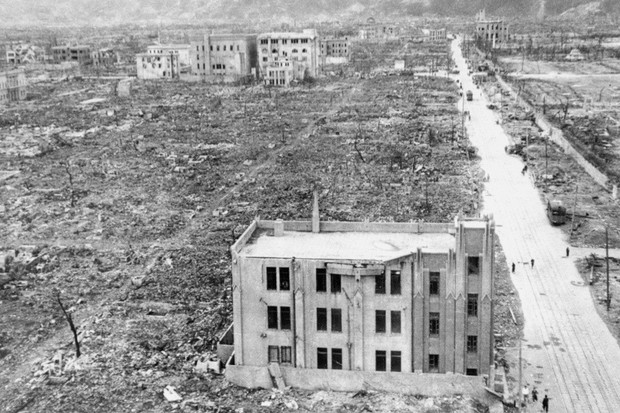 Tuy nhiên, đến ngày 6/8/1945, thời tiết tại Hiroshima bất ngờ chuyển hướng thuận lợi cho việc thực hiện kế hoạch ném bom hạt nhân như dự định. Do vậy, Không quân Mỹ tiến hành thả quả bom hạt nhân đầu tiên xuống Hiroshima thay vì mục tiêu dự phòng Kokura.