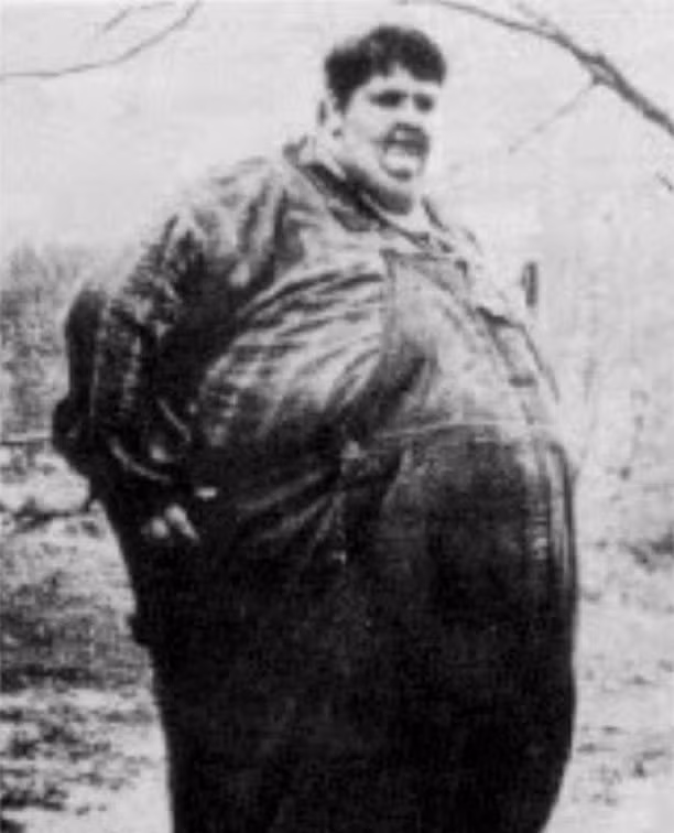 Cụ thể, ông Minnoch sinh năm 1941 tại Mỹ. Khi 12 tuổi, ông nặng 120 kg. Đến năm 1978, cân nặng của ông lên đến 635 kg.