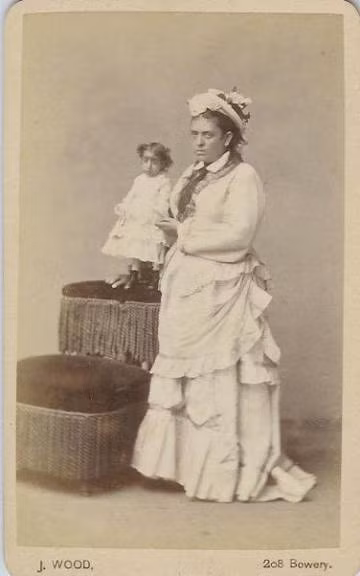 Vào năm 1890, bà Zárate đi xe lửa đến vùng Rockies để biểu diễn xiếc. Trên đường đi, đoàn tàu gặp một trận bão tuyết lớn. Vụ việc khiến đoàn tàu bị mắc kẹt trong núi tuyết tại Sierra Nevada.