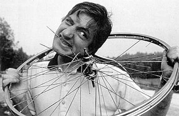 Khác với Daniel Browning Smith, Michel Lotio khiến công chúng ngỡ ngàng với siêu khả năng ăn được mọi thứ. Người đàn ông Pháp này có thể ăn những thứ mà người bình thường không bao giờ ăn như: xe đạp, dao cạo râu, nhựa, thủy tinh…