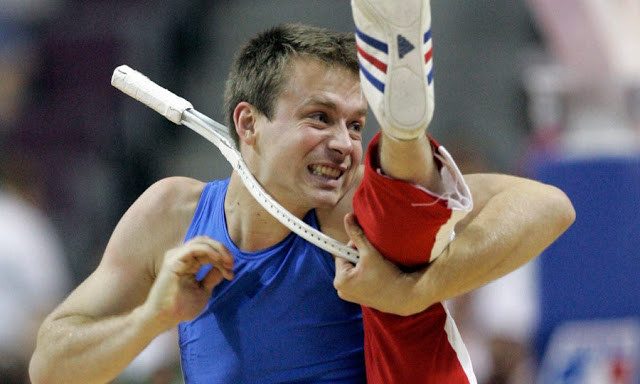 Hiện "người cao su" Smith đang nắm giữ kỷ lục khó ai có thể vượt quá là chui qua ghế ngồi toilet và một cây vợt tennis không lưới trong thời gian ngắn nhất.