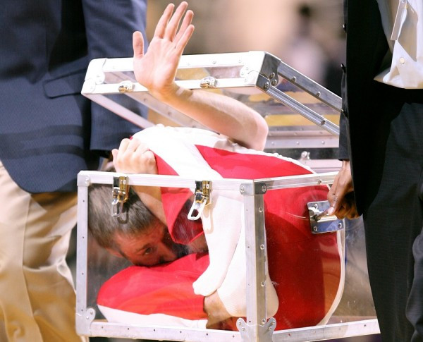 Bằng tài năng thiên bẩm cộng với quá trình khổ luyện, anh Smith có thể thực hiện nhiều động tác uốn dẻo có độ khó cực cao như bẻ ngược tay, chân tới 180 độ.