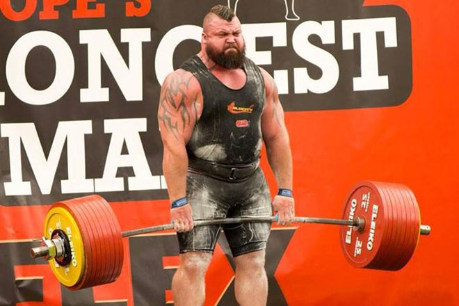 Eddie Hall là một trong những người sở hữu siêu sức mạnh khiến công chúng ngưỡng mộ và thán phục. Lực sĩ người Anh này lập kỷ lục thế giới khi kéo thành công mức tạ 462 kg ở phần thi deadlift diễn ra tại Australia năm 2015.