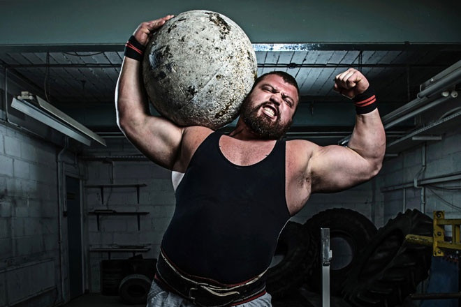 Là một trong những người đàn ông khỏe nhất hành tinh, ông Hall từng giành chiến thắng ở giải đấu "Người khỏe nhất hành tinh" năm 2017.