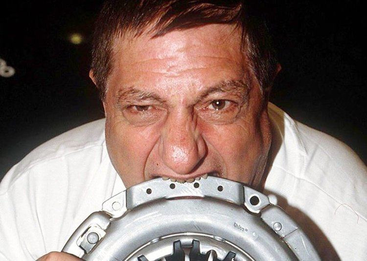 Một số chuyên gia cho rằng sở dĩ ông có thể ăn và tiêu hóa những thứ trên là vì có niêm mạc dạ dày dày gấp hai lần người bình thường. Họ cũng suy đoán ông Lotio có axit tiêu hóa khác với người bình thường nên ăn kim loại, thủy tinh... mà không ảnh hưởng đến sức khỏe.