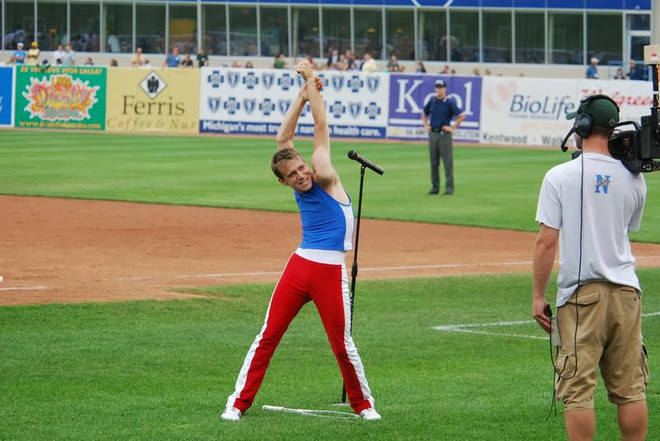 Với siêu sức mạnh đặc biệt này, anh Smith bộ môn nghệ thuật uốn dẻo và trở thành nghệ sĩ uốn dẻo xuất sắc hàng đầu trên thế giới. Ông phá vỡ 5 kỷ lục thế giới và soán ngôi kỷ lục Guinness, trở thành người đàn ông dẻo nhất thế giới.