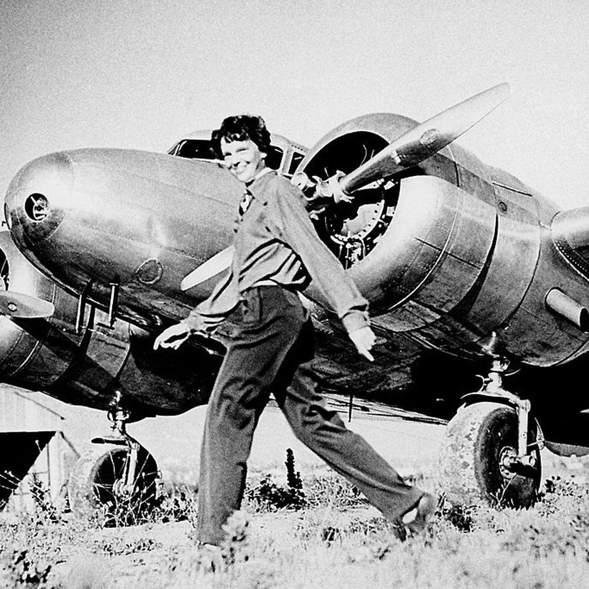 Hải quân Mỹ tiến hành tìm kiếm trên vùng biển rộng 650.000 km2 ở Thái Bình Dương nhằm tìm ra tung tích của phi công Earhart, hoa tiêu Noonan và chiếc máy bay xấu số. Tuy nhiên, đến nay, vụ việc này vẫn chưa được làm sáng tỏ.