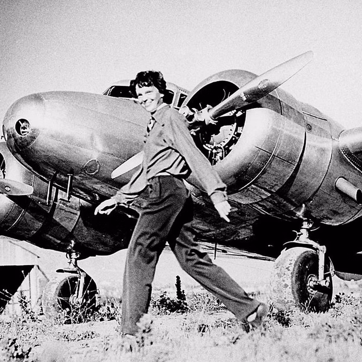 Hải quân Mỹ tiến hành tìm kiếm trên vùng biển rộng 650.000 km2 ở Thái Bình Dương nhằm tìm ra tung tích của phi công Earhart, hoa tiêu Noonan và chiếc máy bay xấu số. Tuy nhiên, đến nay, vụ việc này vẫn chưa được làm sáng tỏ.