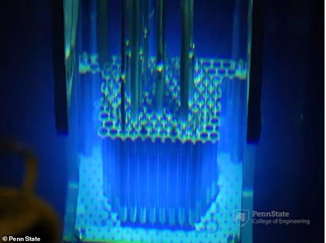 Các chuyên gia nỗ lực xác định xem liệu mảnh vỡ này có phải là một phần của máy bay Lockheed Model 10 Electra mà Earhart điều khiển năm 1937 hay không.