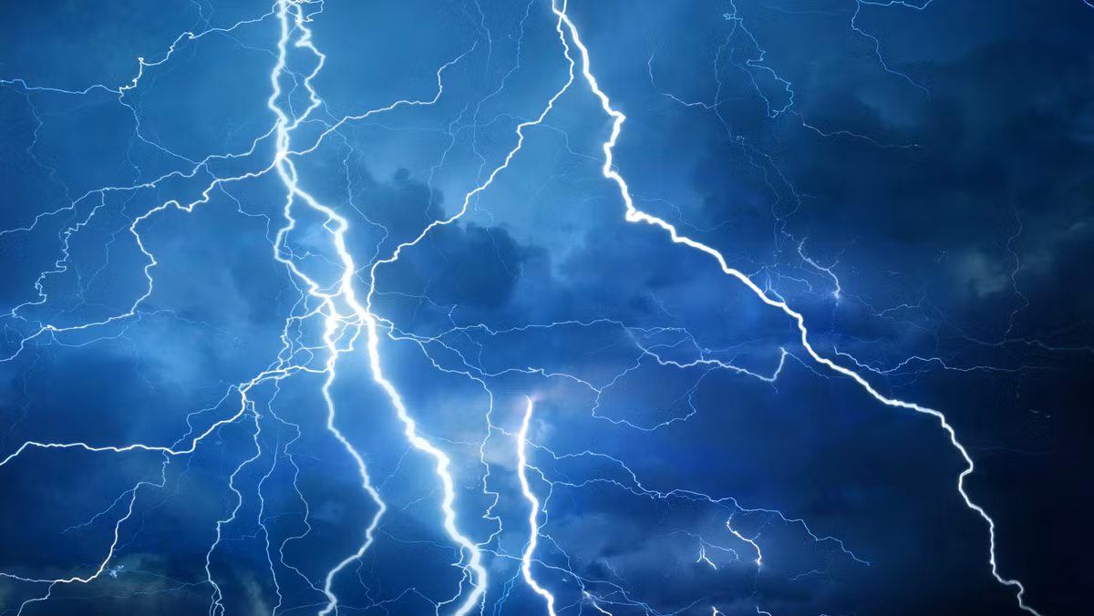 Vào một ngày năm 1924, ông đang ngồi câu cá bên bờ sông thì bất ngờ bị sét đánh trúng. Lần này, ông Summerford không thể cử động nửa người bên phải.