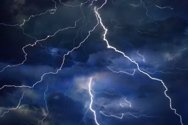 Là một sĩ quan thuộc quân đội Hoàng gia Anh, thiếu tá Summerford tham gia Thế chiến 1. Trong một lần làm nhiệm vụ năm 1918, ông đang cưỡi ngựa băng qua một cánh đồng ở Bỉ thì bị sét đánh lần đầu tiên.