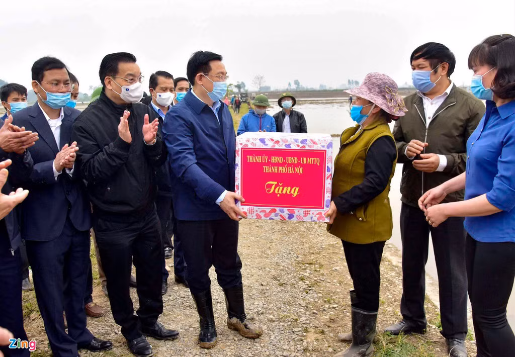 Bà con nông dân xã Dị Nậu đều bày tỏ niềm vui khi trực tiếp được lãnh đạo thành phố động viên, chúc Tết ngay trên cánh đồng quê hương.