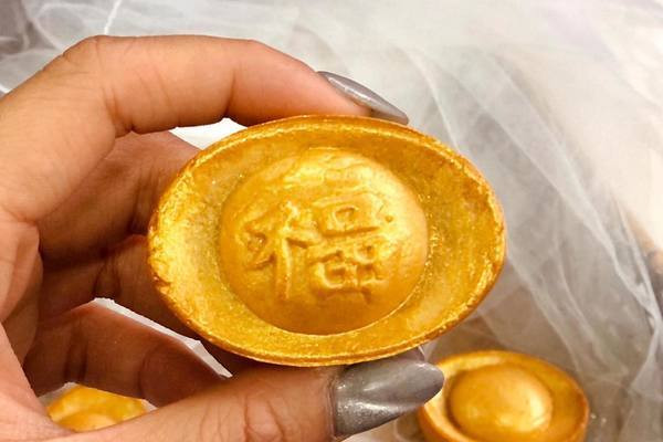 Banh thoi vang, banh dao tien vang cung Than Tai cau loc