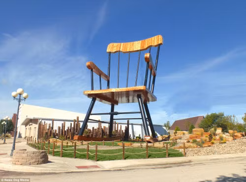 Chiếc ghế khủng cao 17m, nặng 21 tấn được đặt tại thị trấn Casey.