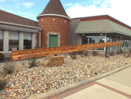 Đây là thước kẻ lớn nhất thế giới.