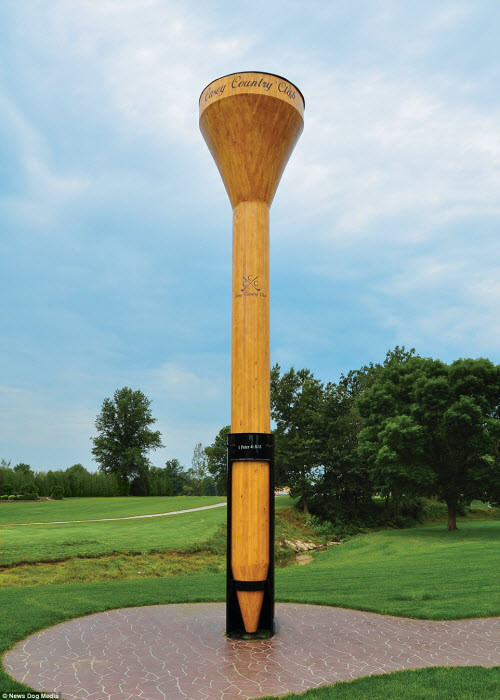 Một giá đỡ trái bóng golf có kích thước "khủng". Với hình dáng giống hệt giá đặt bóng thông thường, món đồ ở thị trấn Casey cao 9,1m và nặng 3 tấn. Nó được đặt ở sân golf Casey Country Club.