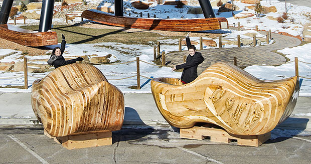 Thị trấn Casey sở hữu đôi guốc lớn nhất thế giới. Nó gây chú ý với trọng lượng nặng hơn 680 kg.