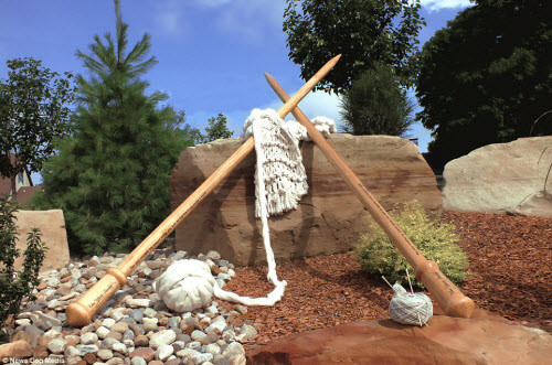 Cặp kim đan len lớn nhất thế giới cũng nằm ở thị trấn Casey. Nó được trưng bài trước một cửa hàng len sợi trong thị trấn kể từ năm 2013. Mỗi chiếc kim đan có chiều dài 4,2m.