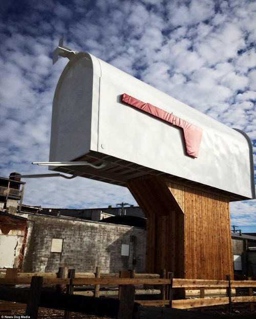 Thị trấn Casey sở hữu 8 kỷ lục Guinness thế giới. Trong số này có hộp thư lớn nhất thế giới. Hộp thư này giống như một tòa nhà cao khoảng 10m.