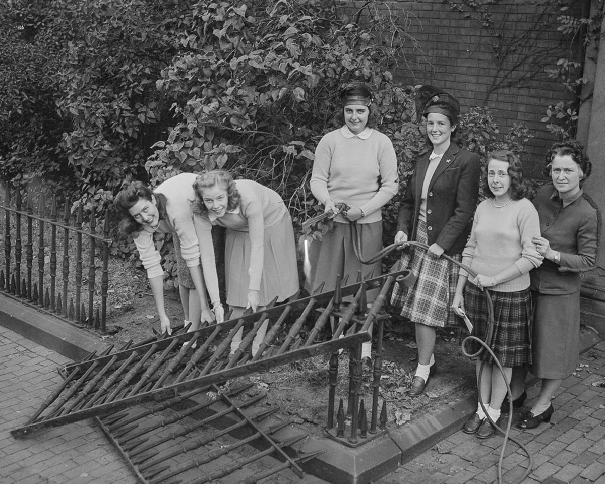 Hưởng ứng lời kêu gọi, nhiều người dân Mỹ quyên góp những kim loại có thể tái chế như sắt thép.