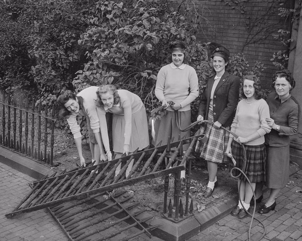 Hưởng ứng lời kêu gọi, nhiều người dân Mỹ quyên góp những kim loại có thể tái chế như sắt thép.