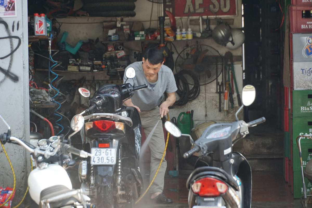 Thợ rửa xe ngày 30 Tết làm việc hết công suất do số lượng khách tăng vọt so với ngày bình thường.