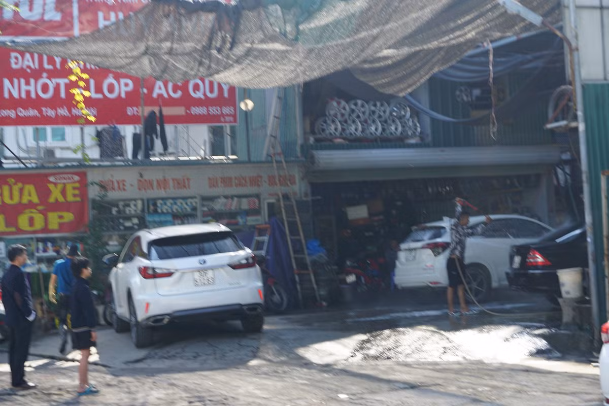 Để đáp ứng được nhu cầu tăng vọt của khách hàng, nhiều cửa hàng rửa xe đã huy động thêm nhân viên, thậm chí là cả người nhà.