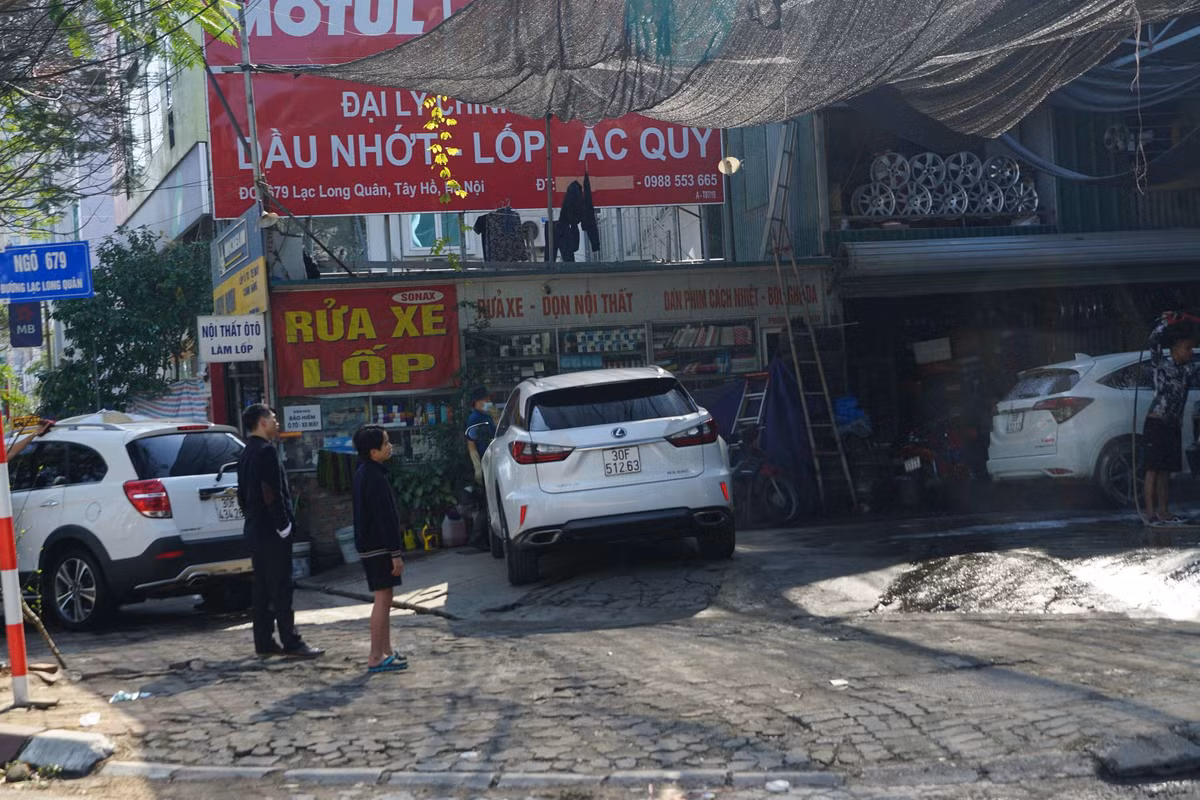 Theo chủ tiệm rửa xe trên phố Nhà Hỏa cho biết: "Giá rửa xe lớn, xe sang cao nhất chỉ 350.000 đồng. Mọi năm có nơi hét giá cả nửa triệu bạc. 2 ngày cuối năm, cửa hàng làm hết sức rửa được khoảng 30 - 40 xe ôtô và thêm vài chục chiếc xe máy...