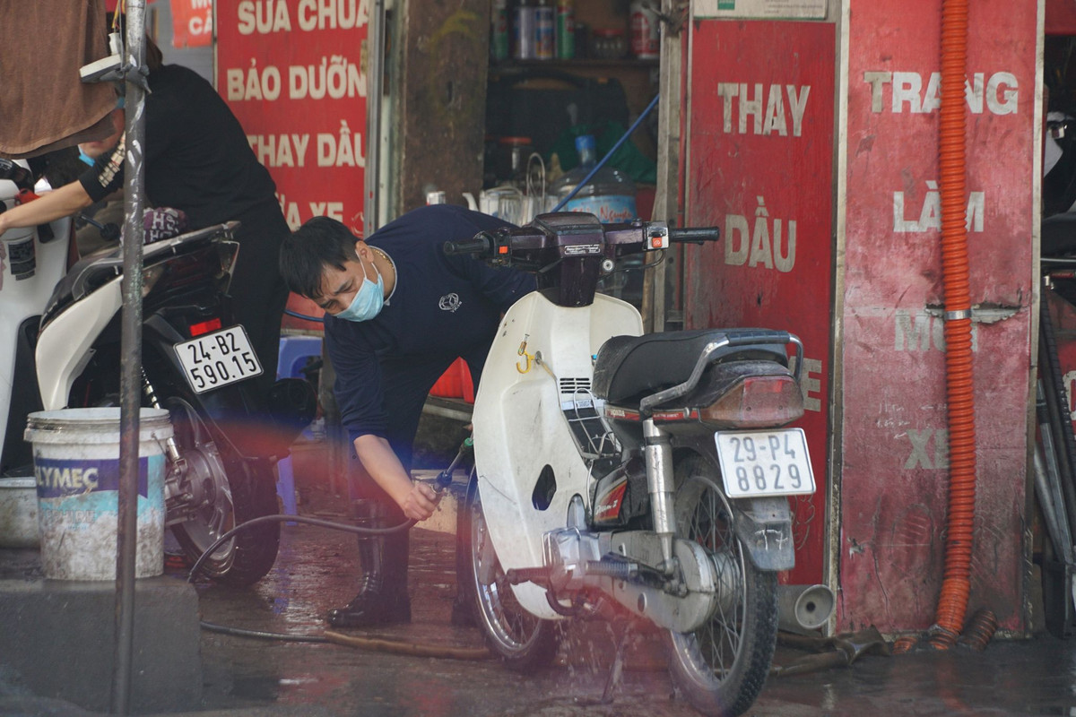 Chúng tôi tăng giá chút bởi lương thợ những ngày này cao gấp 3-4 lần. Hơn nữa, năm hết tết đến công việc nhà mình không làm mà để vợ con lo. Không lo tết ở nhà được thì đưa tiền cho vợ con 1 khoản coi như bù đắp" chủ tiệm rửa xe ở Nhà Hỏa cho biết thêm.