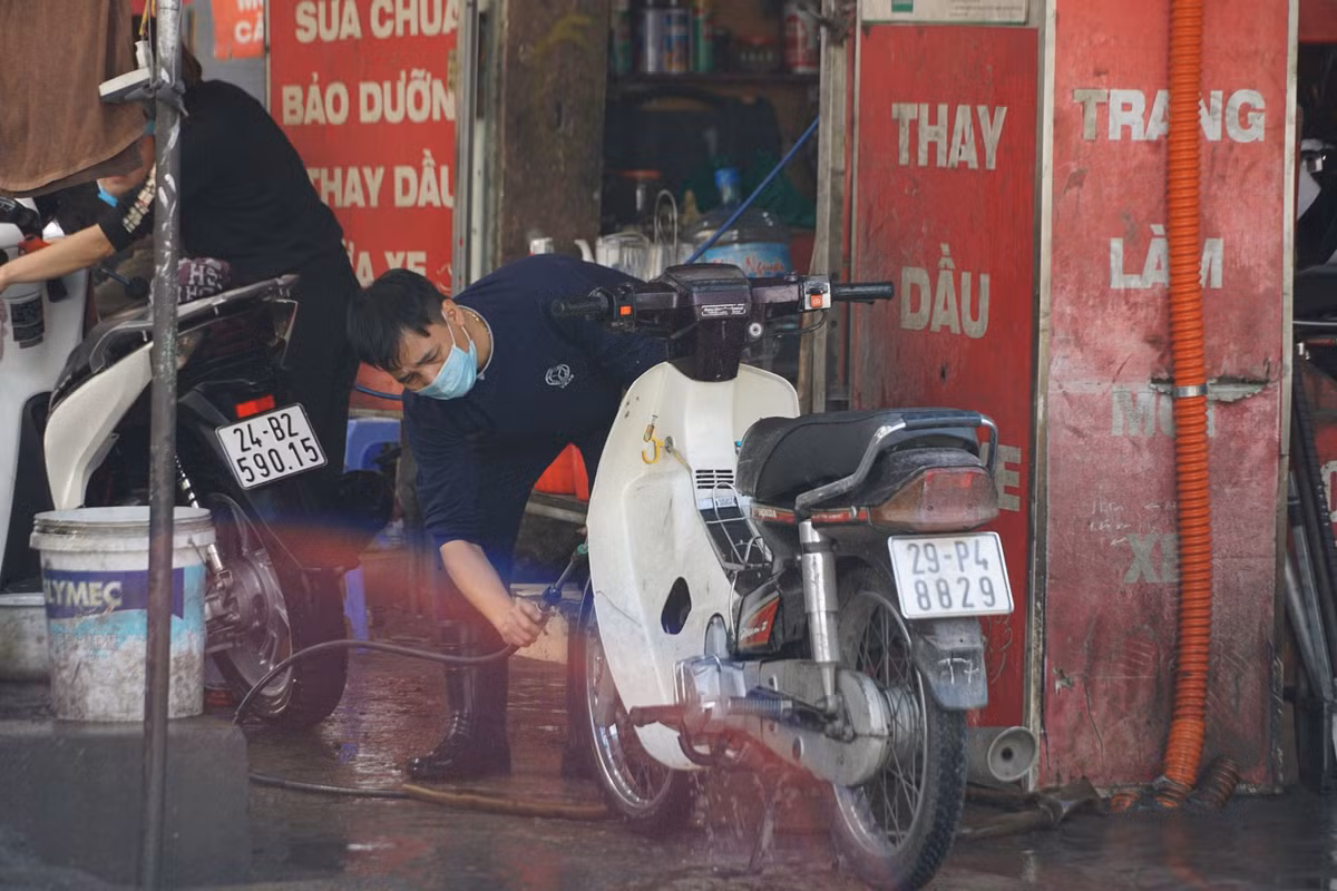 Chúng tôi tăng giá chút bởi lương thợ những ngày này cao gấp 3-4 lần. Hơn nữa, năm hết tết đến công việc nhà mình không làm mà để vợ con lo. Không lo tết ở nhà được thì đưa tiền cho vợ con 1 khoản coi như bù đắp" chủ tiệm rửa xe ở Nhà Hỏa cho biết thêm.