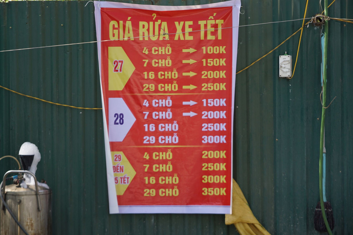 Giá rửa xe máy tăng nhẹ từ 20.000 đồng/xe lên 30.000 đồng/xe so với ngày bình thường.