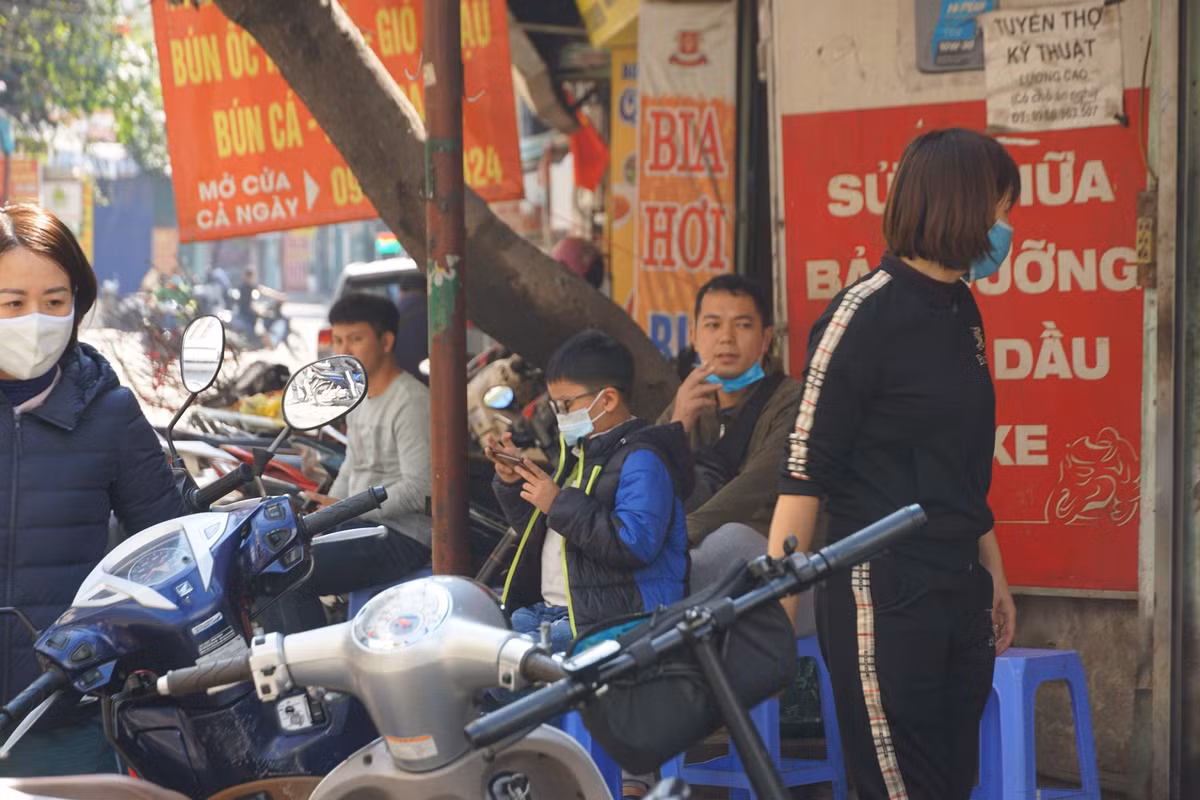 Khách hàng ngồi chờ để lấy xe khi đem vào cửa hàng rửa xe.