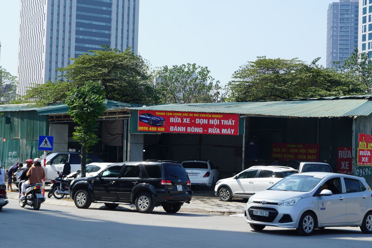 Ô tô, xe máy tấp nập vào cửa hàng rửa xe.