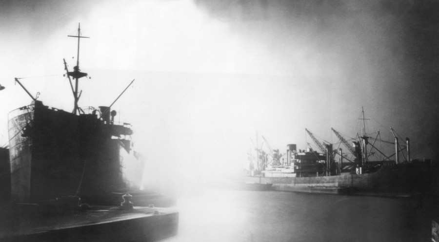 Kể từ cuối năm 1939, quân Đức quốc xã bắt đầu ném bom xuống một số mục tiêu trên lãnh thổ Vương quốc Anh. Sông Thames là một trong số những nơi bị quân Đức đánh bom ác liệt trong Thế chiến 2.