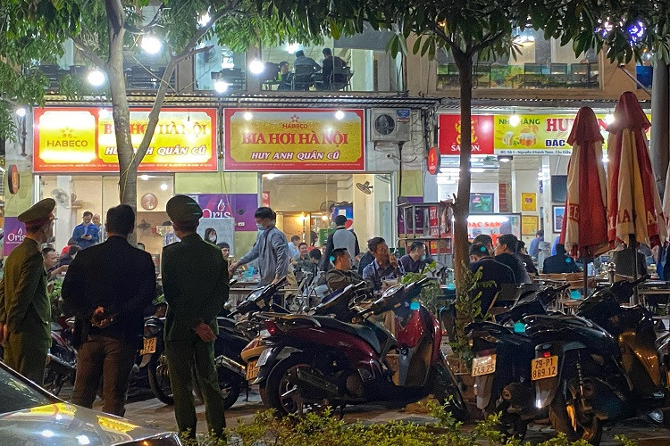 Nhieu quan nhau o Ha Noi thach thuc lenh gian cach, khach tap nap-Hinh-4