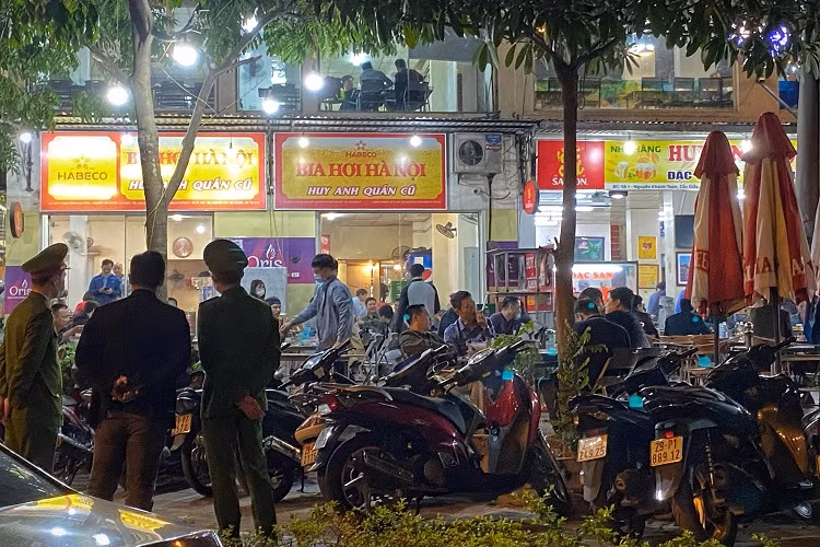 Nhieu quan nhau o Ha Noi thach thuc lenh gian cach, khach tap nap-Hinh-4