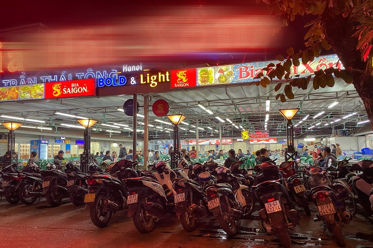 Nhieu quan nhau o Ha Noi thach thuc lenh gian cach, khach tap nap