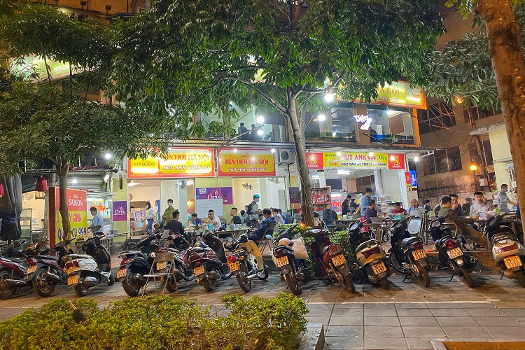 Nhieu quan nhau o Ha Noi thach thuc lenh gian cach, khach tap nap-Hinh-2