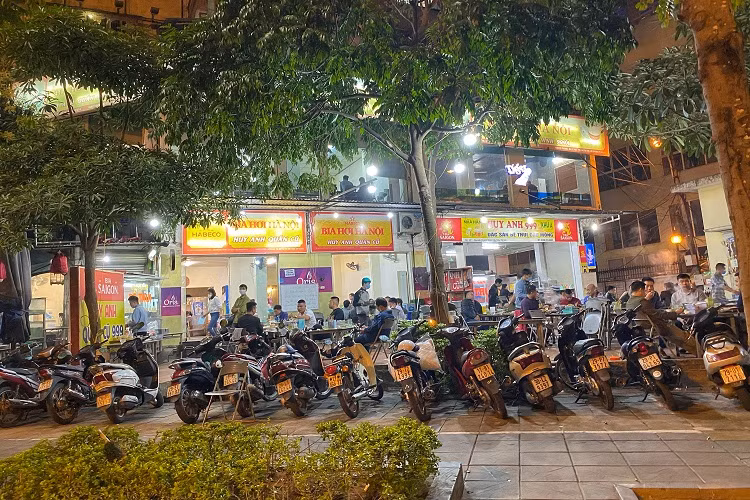 Nhieu quan nhau o Ha Noi thach thuc lenh gian cach, khach tap nap-Hinh-2