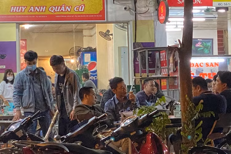 Nhieu quan nhau o Ha Noi thach thuc lenh gian cach, khach tap nap-Hinh-5