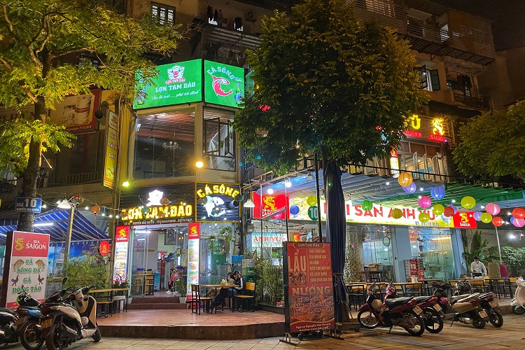 Nhieu quan nhau o Ha Noi thach thuc lenh gian cach, khach tap nap-Hinh-6