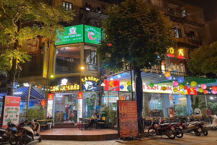 Nhieu quan nhau o Ha Noi thach thuc lenh gian cach, khach tap nap-Hinh-6