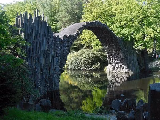 Theo các nhà nghiên cứu lịch sử, cây cầu Rakotzbrücke được xây dựng vào thế kỷ 19, chính thức sử dụng vào năm 1860.