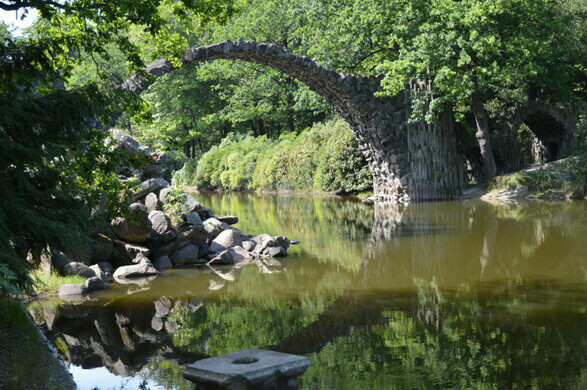 Ly kỳ hơn, dân gian lưu truyền giai thoại rằng, cây cầu Rakotzbrücke là cánh cổng dẫn đến một thế giới khác vào mỗi đêm trăng tròn.