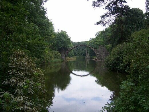 Cũng chính kiến trúc sư là người đầu tiên đi qua cây cầu sau khi hoàn thành. Do đó, linh hồn của người này được dâng lên cho quỷ Satan.