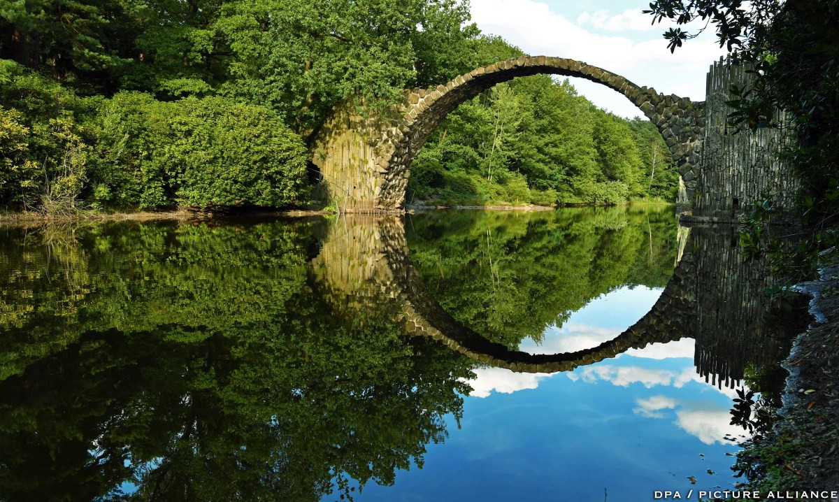 Những câu chuyện ly kỳ về cây cầu Rakotzbrücke thu hút sự quan tâm của nhiều người. Do vậy, không ít du khách đến công viên Kromlauer để chiêm ngưỡng cây cầu cổ này.