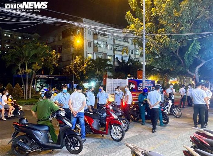 Tối 18/2, dọc các tuyến phố là tụ điểm ăn uống, vui chơi của TP.HCM như: Phạm Văn Đồng (quận Gò Vấp), Phan Xích Long (quận Phú Nhuận), Trường Sa (quận tân Bình)... các đoàn kiểm tra công tác phòng, chống dịch COVID-19 liên tục tuần tra sát sao.
