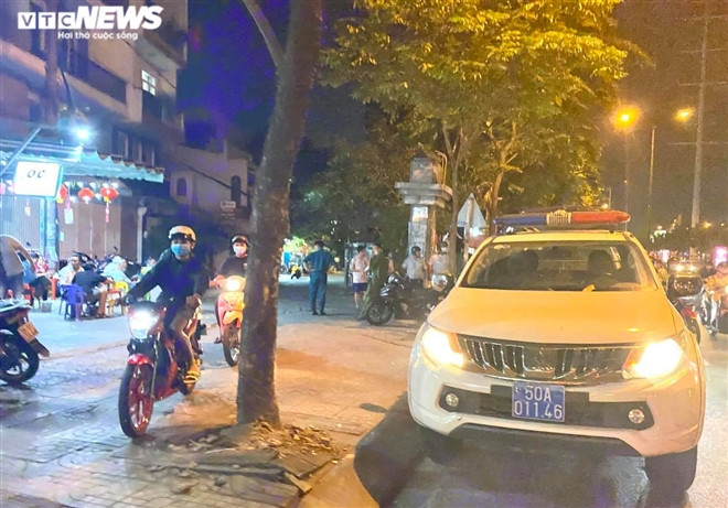 Tương tự, tại đường Phạm Văn Đồng, nhiều quán nhậu vẫn bất chấp đón khách. Một số trường hợp "canh me", khi thấy đoàn kiểm tra thì hô hào khách đứng lên "giải tán tạm thời".