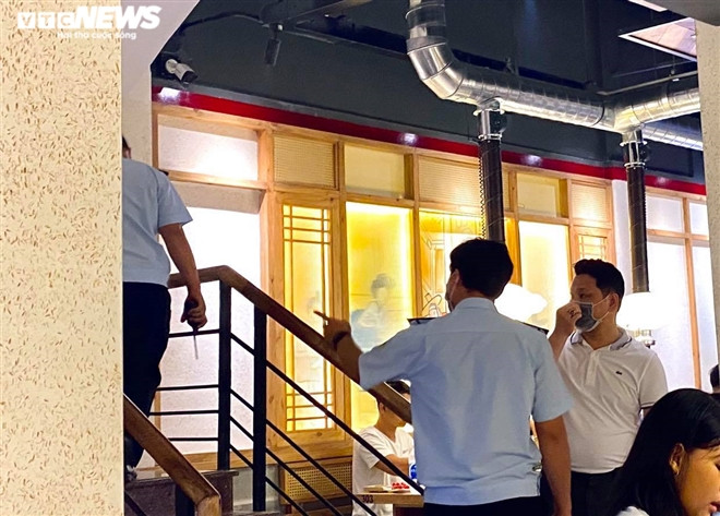 Lực lượng chức năng quận Phú Nhuận vào kiểm tra, làm việc với quản lý nhà hàng.