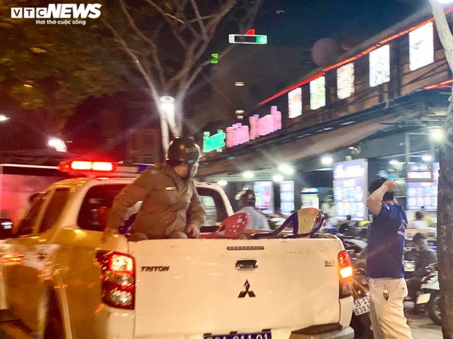 Lập biên bản, xử phạt quán nhậu Biển Xanh tại chân cầu Bình Lợi (quận Bình Thạnh).